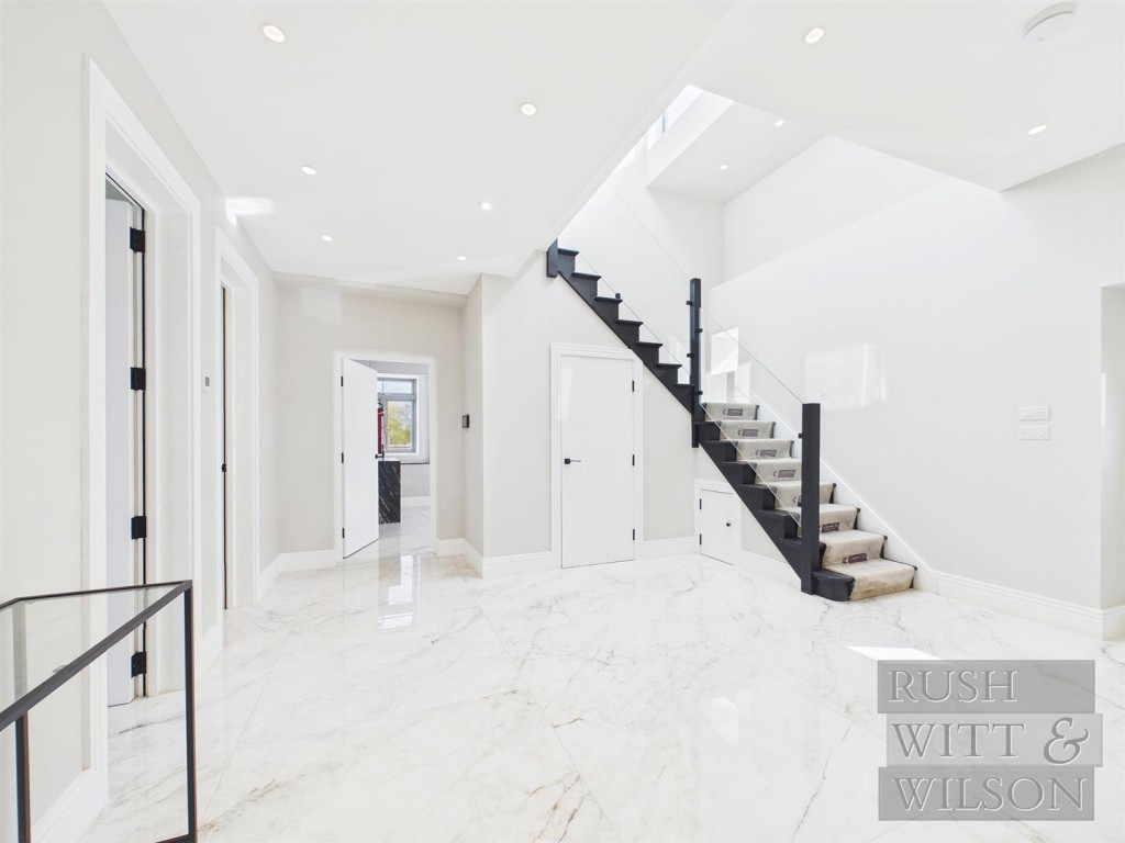 Lot: 100 - WELL PRESENTED DETACHED HOUSE - Hallway